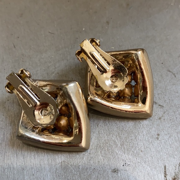 Fun vintage clip on earrings! - Picture 3 of 4